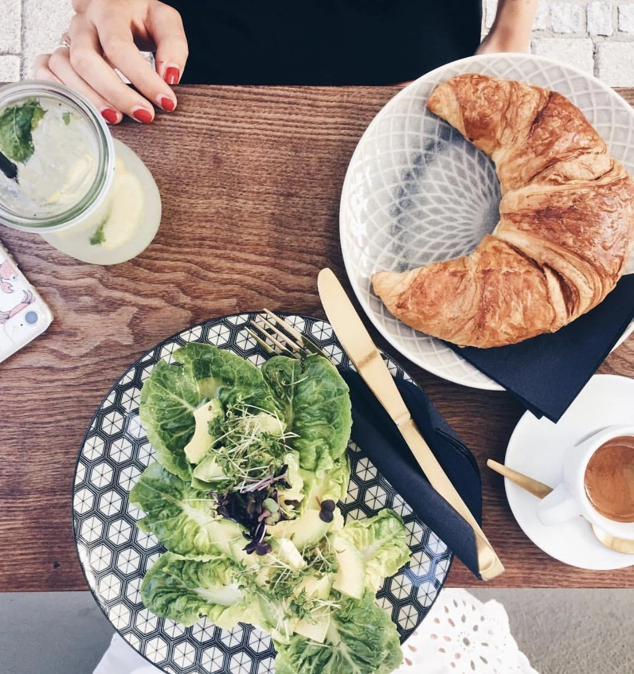 Frühstück mit Croissant und frischer Stulle auf einem Tisch im THE FRIDAY