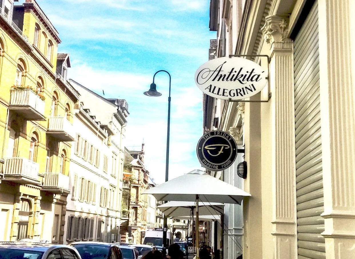 Blick in die Nerostraße in Wiesbaden mit dem Schild von THE FRIDAY